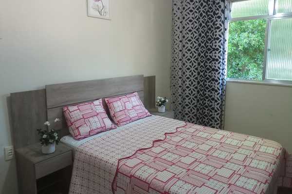 01 quarto com cama de casal