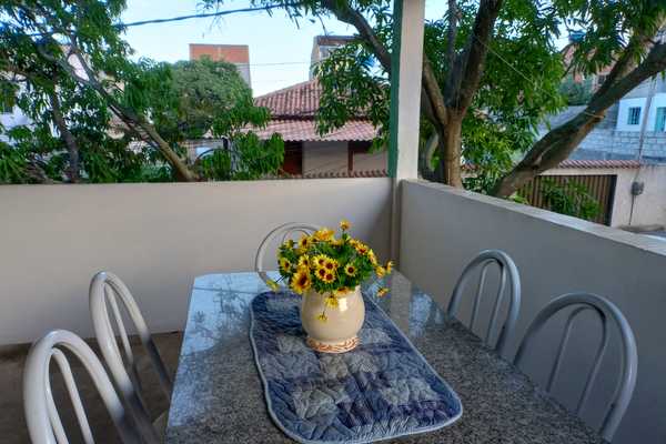 05 varanda externa com mesa de 6 lugares