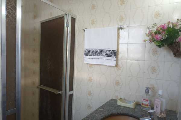 25 banheiro com papel higienico e sabonete