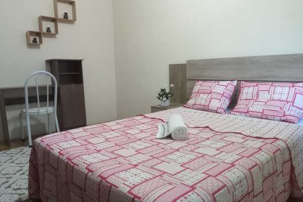 14 quarto com mesa para home office